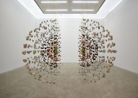 Damián Ortega (Mexico City, 1967) Viaje al centro de la tierra: penetrable, 2014 Installation, cuir tubulaire, pierre ponce, zamak, céramique cuite, verre, tezontle rouge (roche volcanique utilisée dans le domaine de la construction au Mexique 300 x 300 x 400 cm  Courtesy de l’artiste et Kurimanzutto, Mexico City © Damián Ortega